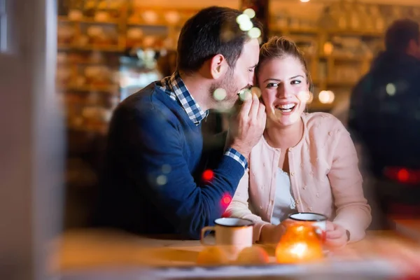 Lyckliga paret pratar på bar — Stockfoto
