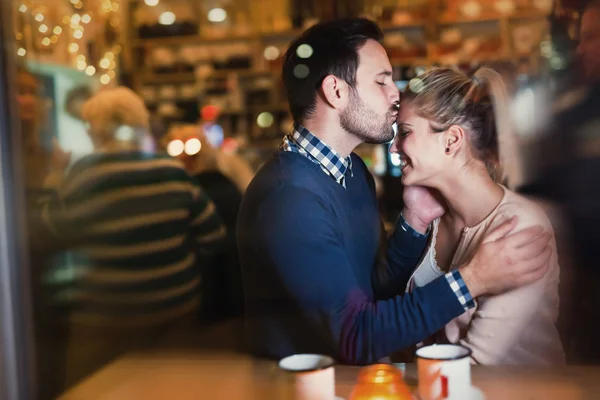 Jonge aantrekkelijke paar op datum — Stockfoto