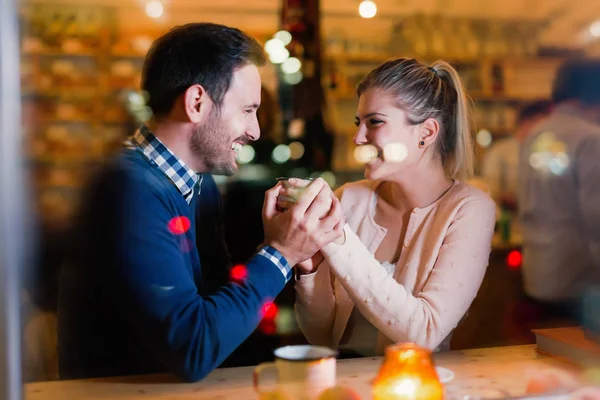 Gelukkige paar praten op balk — Stockfoto