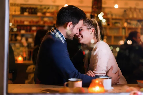 Glückliches Paar küsst sich an der Bar — Stockfoto