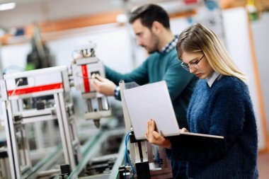  Mühendis elektronik bileşenler üzerinde çalışıyor
