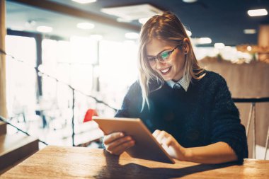  Tablet kahve dükkanında kullanan kadın