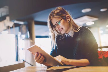  Tablet kahve dükkanında kullanan kadın