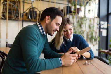 erkek ve kadın tarihte tablet üzerinde seyir