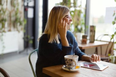 dijital tablet kullanan kadın 