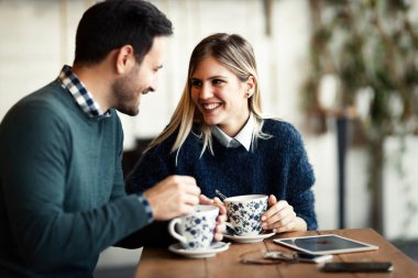 tarihi kahve dükkanında sahip çift