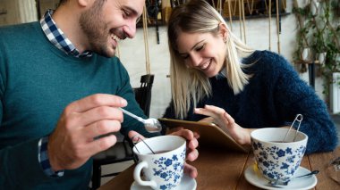  erkek ve kadın tarihte tablet üzerinde seyir