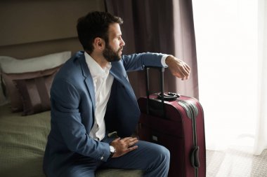  otel odasında oturan başarılı iş adamı