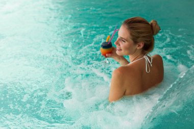 Yüzme havuzunda rahatlatıcı güzel kadın portresi