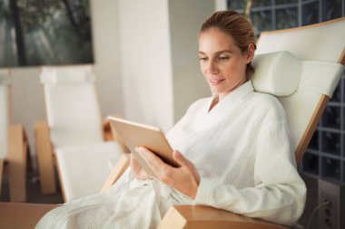 Spa merkezinde dinlenen güzel bir kadın.