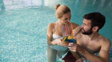 Yüzme havuzunda dinlenen bir çift.