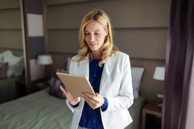 güzel kadın yatak odasında tablet kullanma