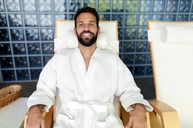 adam rahatlatıcı spa merkezi sandalyede