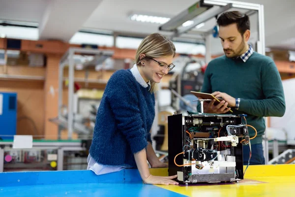 Estudantes preparando robô para testes — Fotografia de Stock