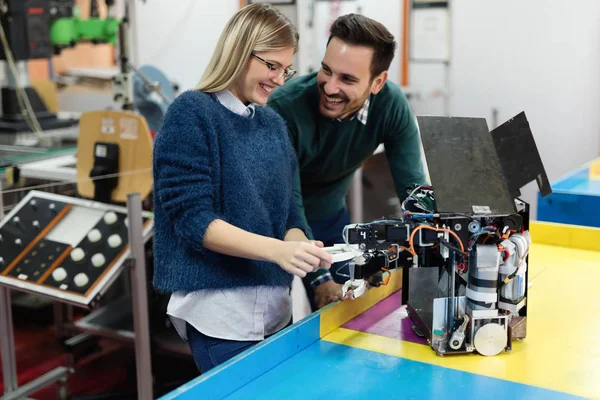 Studenti che preparano robot per il test — Foto Stock