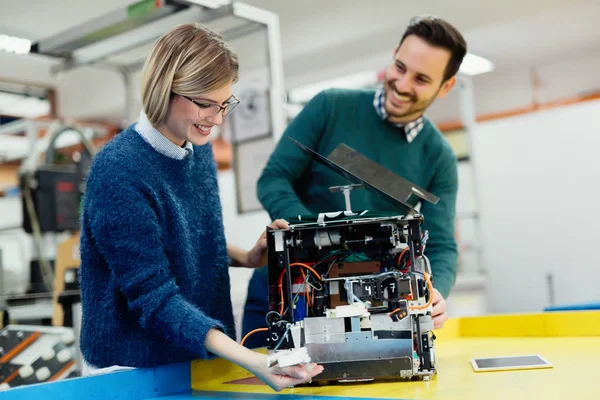  robot test için Hazırlık öğrencileri