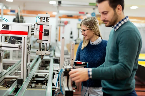 Twee jonge knappe ingenieurs — Stockfoto