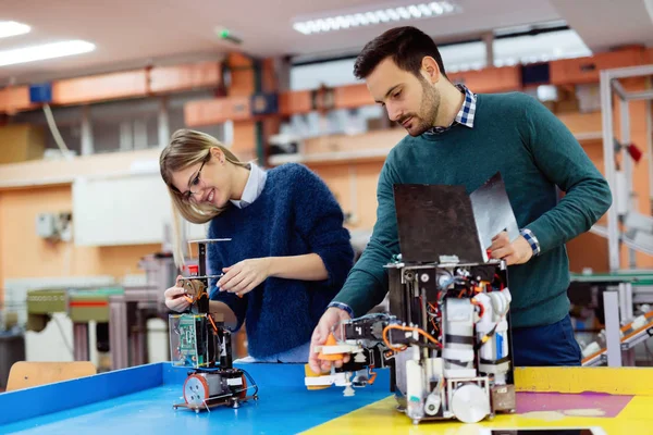 Estudantes preparando robô para testes — Fotografia de Stock