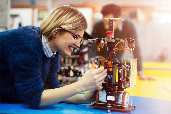 그녀의 로봇을 테스트 하는 젊은 엔지니어 — 스톡 사진