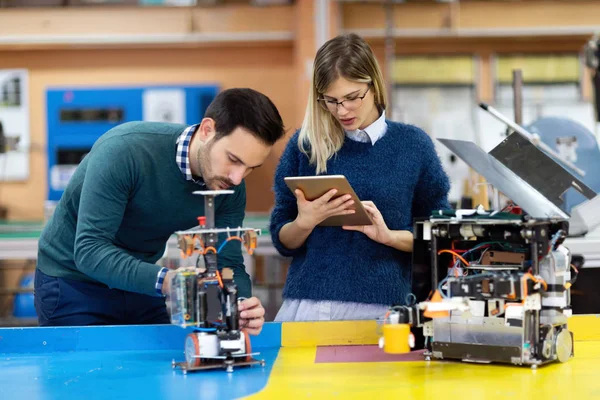 Estudiantes preparando robot para la prueba — Foto de Stock