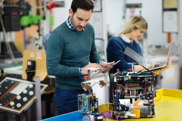 Estudiantes preparando robot para la prueba —  Fotos de Stock