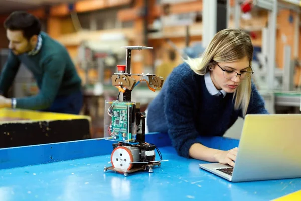 Testes de engenharia e programação — Fotografia de Stock