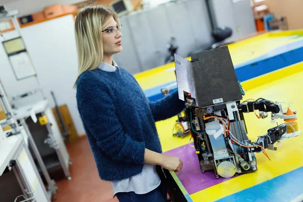 Robot de prueba de ingeniero en taller — Foto de Stock
