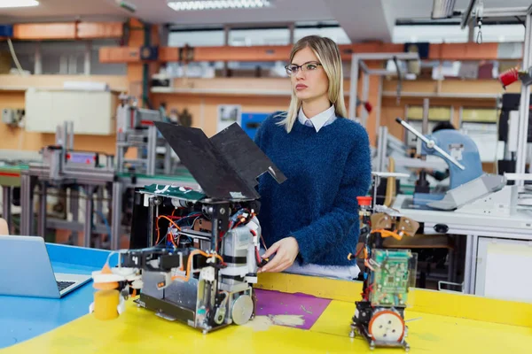 워크숍에서 로봇을 테스트 하는 여성 엔지니어 — 스톡 사진