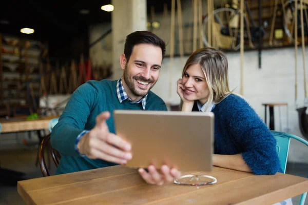 Erkek ve kadın tarihte tablet üzerinde seyir — Stok fotoğraf