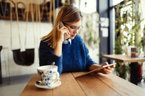 Femme utilisant une tablette numérique — Photo