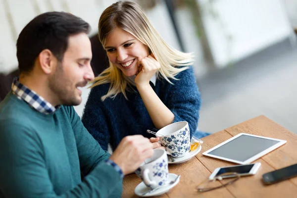 Pareja que tiene cita en la cafetería —  Fotos de Stock