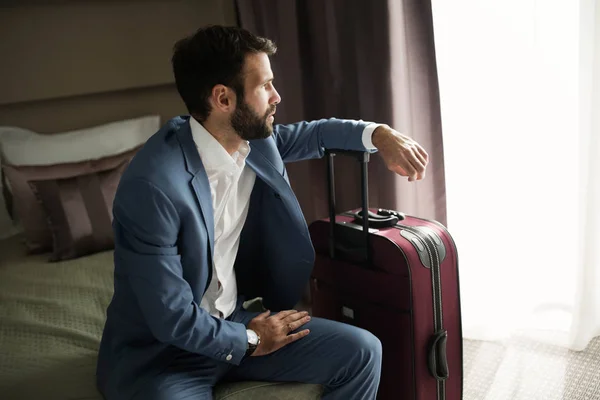 Uomo d'affari di successo seduto in camera d'albergo — Foto Stock