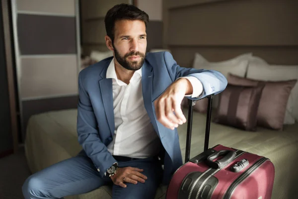 Homem de negócios bem sucedido sentado no quarto de hotel — Fotografia de Stock