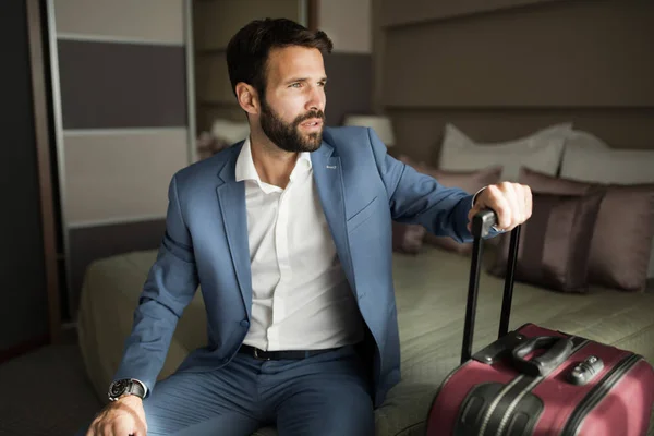 Homem de negócios bem sucedido sentado no quarto de hotel — Fotografia de Stock