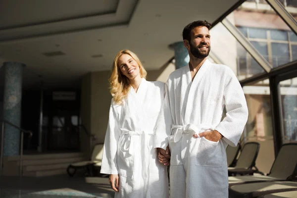 Couple attrayant dans le centre spa — Photo