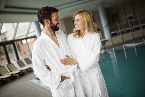 Pareja atractiva en el centro de spa —  Fotos de Stock