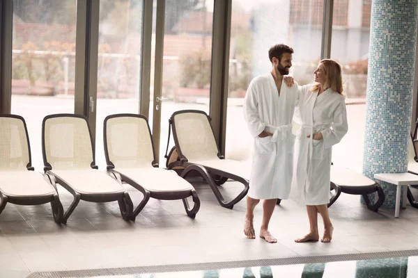 Pareja atractiva en el centro de spa — Foto de Stock