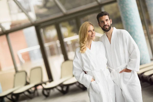 Couple attrayant dans le centre spa — Photo