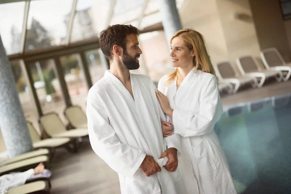 Pareja atractiva en el centro de spa — Foto de Stock