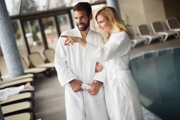 Pareja atractiva en el centro de spa — Foto de Stock