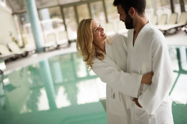 Pareja atractiva en el centro de spa — Foto de Stock