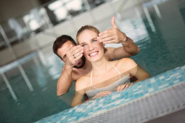 Pareja relajándose en la piscina — Foto de Stock