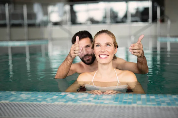 Par avkopplande i poolen — Stockfoto