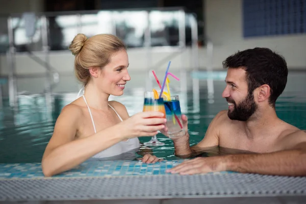 Pareja relajándose en la piscina — Foto de Stock