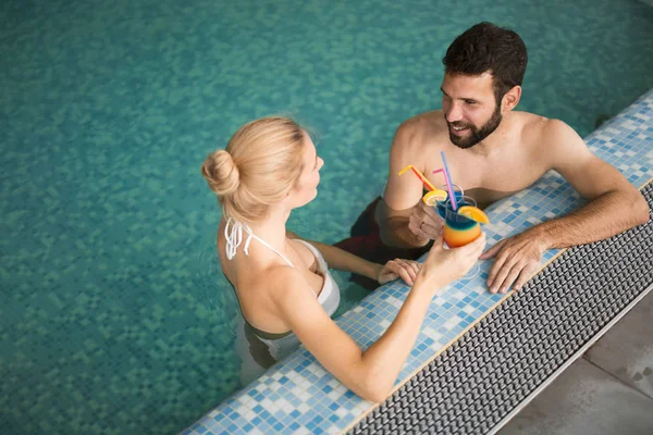 Casal relaxante na piscina — Fotografia de Stock