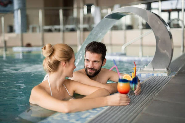 Paar entspannt sich im Schwimmbad — Stockfoto