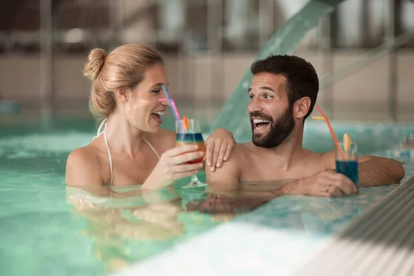 Pareja relajándose en la piscina — Foto de Stock