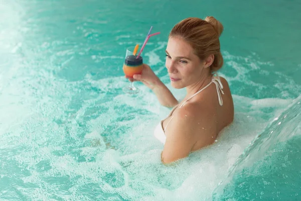 Mujer relajante en la piscina — Foto de Stock