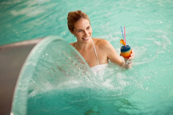 Mujer relajante en la piscina — Foto de Stock