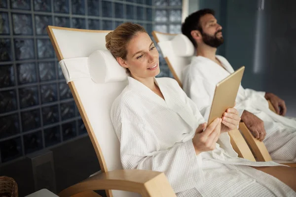 Pareja disfrutando de tratamientos de spa — Foto de Stock